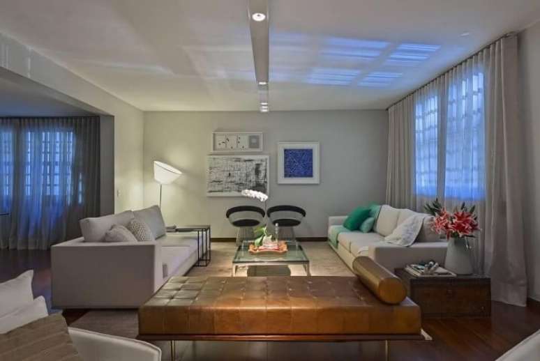 23. Sala de estar com recamier de couro marrom. Projeto de Renata Basques