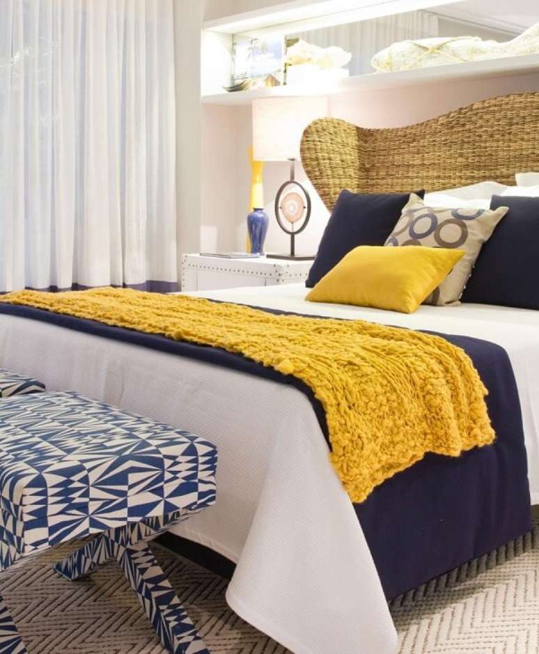 51. Complemente a decora&ccedil;&atilde;o do quarto de casal com elementos coloridos. Projeto por Mar&iacute;lia Veiga