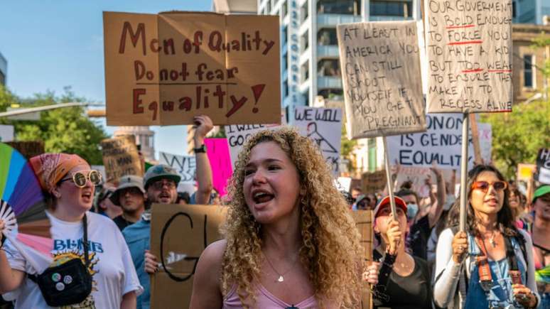 Mulheres protestam contra derrubada da decisão Roe x Wade no Texas, em 25 de junho de 2022
