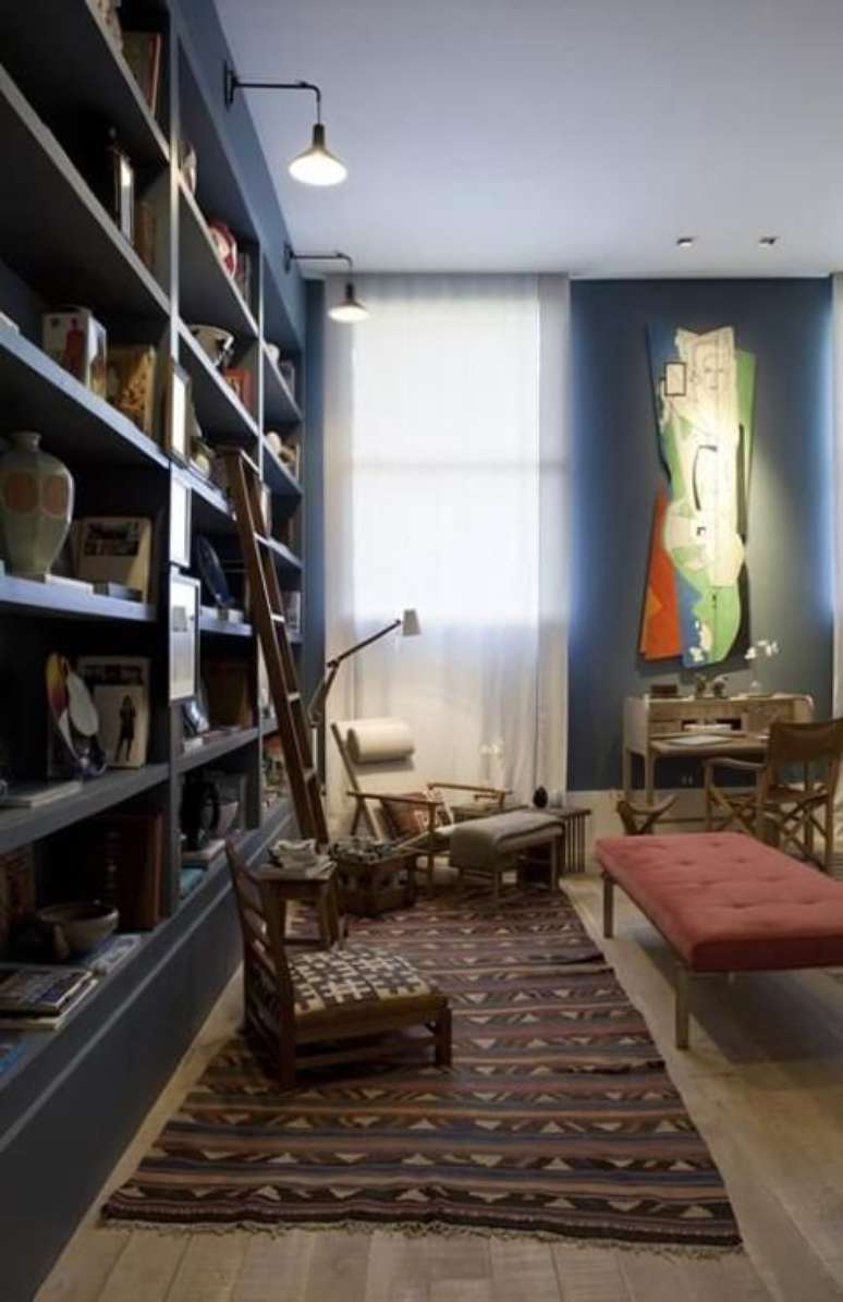 32. Sala com estante azul e recamier vermelho. Projeto de Clarisse Reade