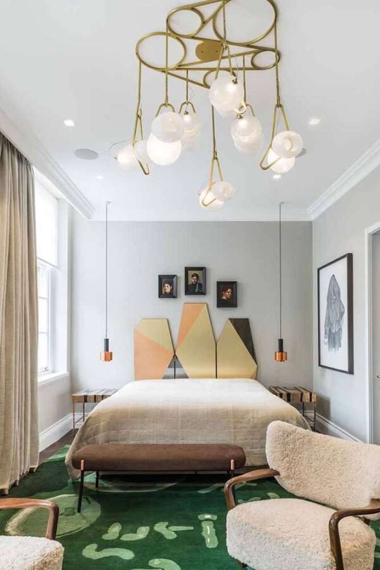 49. Quarto de casal com decora&ccedil;&atilde;o engenhosa e elementos em dourado. Fonte: Pinterest