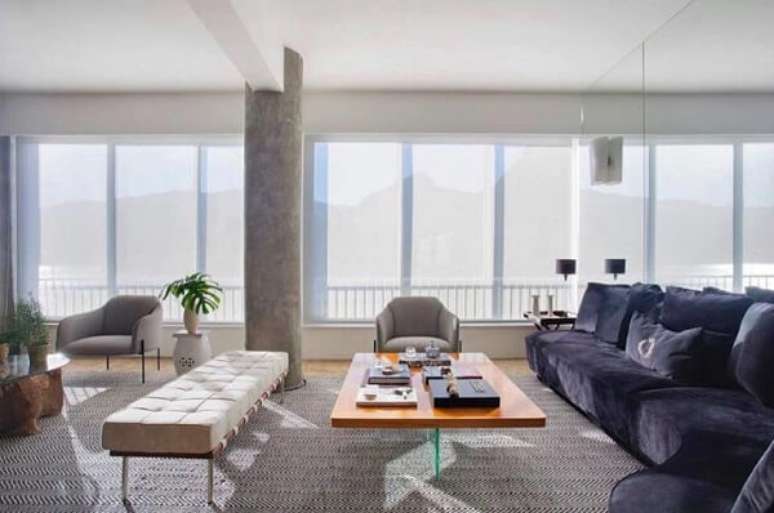 62. Sala de estar com decora&ccedil;&atilde;o em tons de branco e azul. Fonte: Pinterest