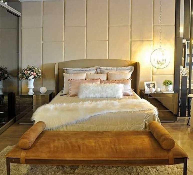 65. Decore o quarto de casal com m&oacute;veis confort&aacute;veis. Fonte: Dicas Decor