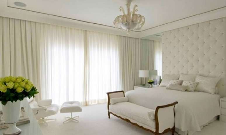 44. Quarto de casal clean com poltrona branca. Fonte: Blog da Biloka