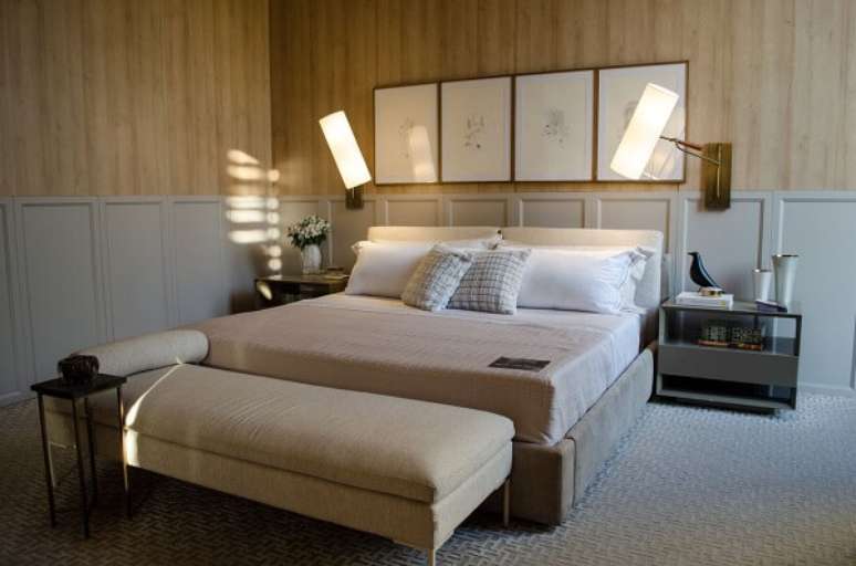 6. Quarto de casal com decora&ccedil;&atilde;o neutra e recamier bege. Projeto por Casacor SP 2017