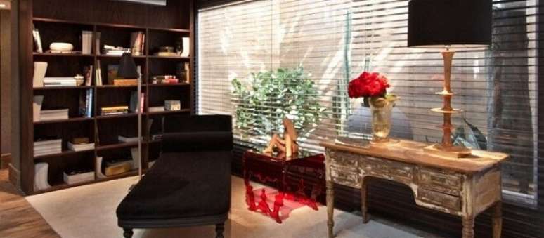 40. &Aacute;rea da leitura com m&oacute;vel preto. Projeto de Oleg&aacute;rio de S&aacute;