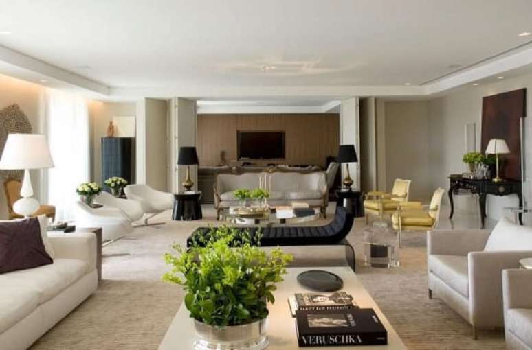 70. Sala de estar integrada com&nbsp;m&oacute;vel preto. Projeto por Roberto Migotto