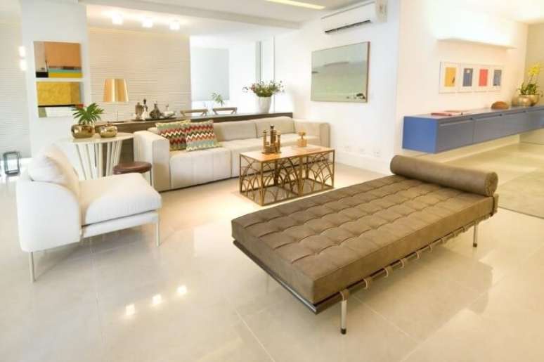2. Sala de estar com recamier Barcelona de couro marrom. Projeto de Coutinho Vilela