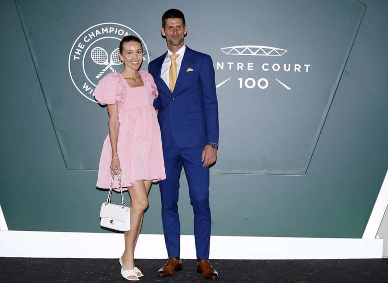 Esposa de Djokovic rebate jornalista e defende marido por n&atilde;o se vacinar