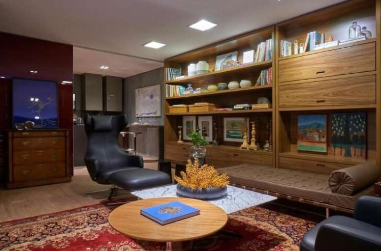 72. Escrit&oacute;rio com recamier de couro marrom. Projeto de Arca Loja Conceito