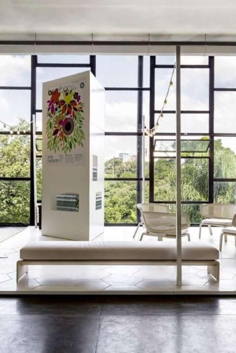 31. Recamier branco em &aacute;rea externa. Projeto de Felipe Hess