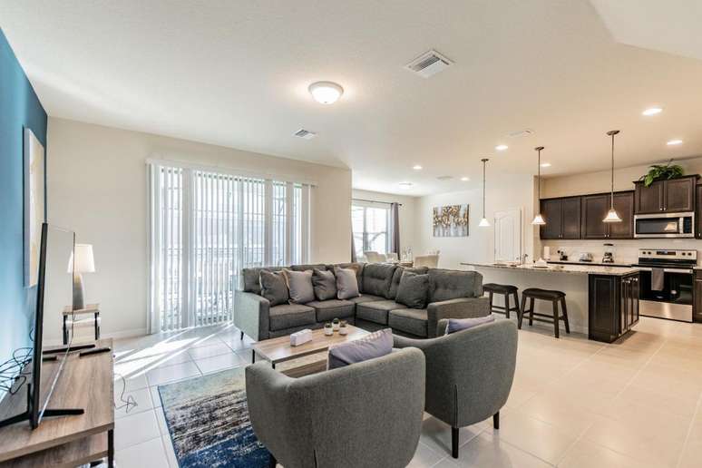 A sala de estar &eacute; integrada com a de jantar e cozinha.