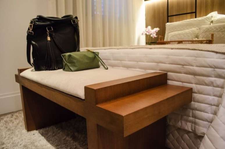 16. Quarto de casal com recamier de estrutura de madeira e estofado branco. Projeto de Studio Ecoara