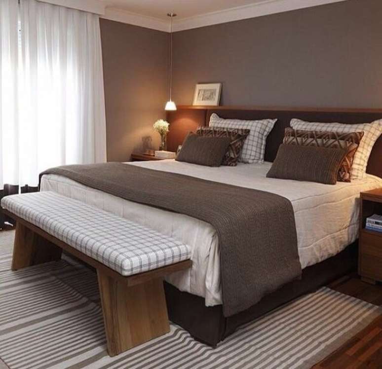 46. Quarto de casal com tapete listrado e cabeceira de madeira. Fonte: Pinterest