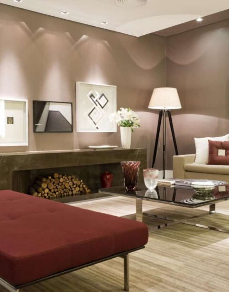 30. Sala de estar com tapete bege e recamier vermelho. Projeto de Marilia Veiga