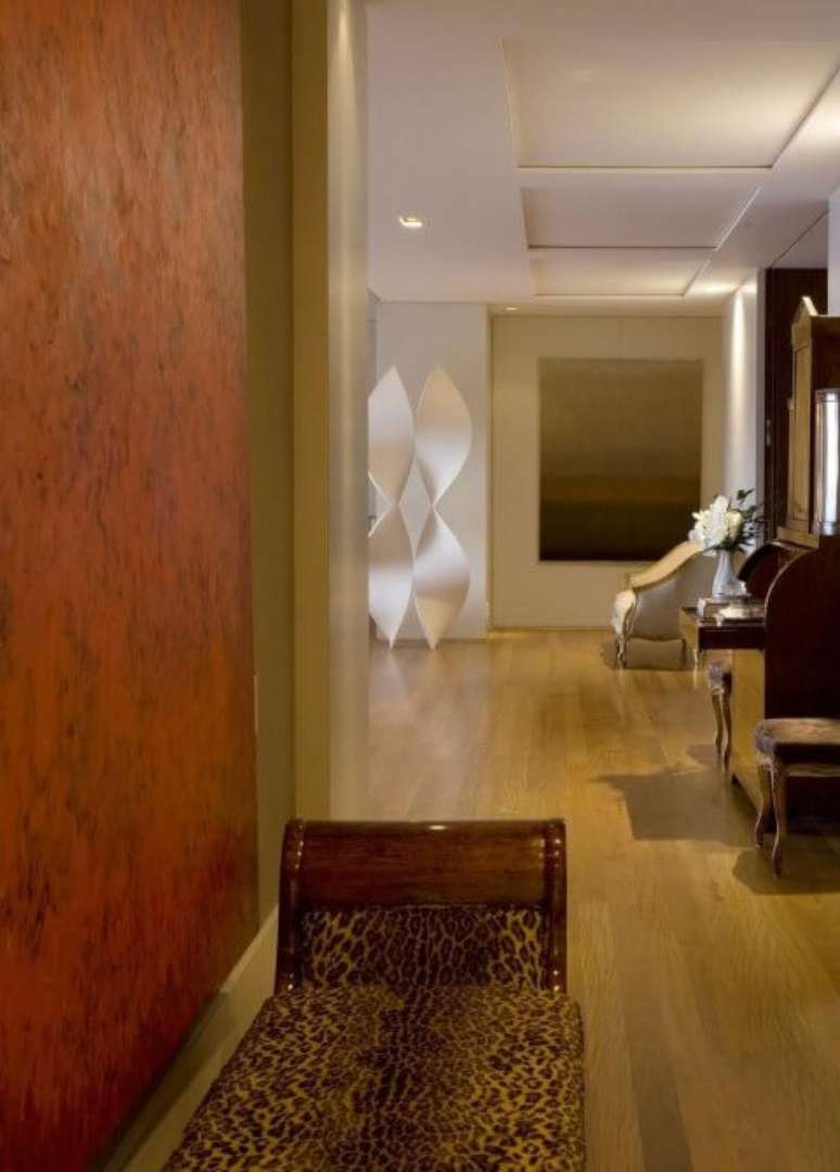 56. Corredor com recamier com estampa de oncinha. Projeto de Roberto Migotto