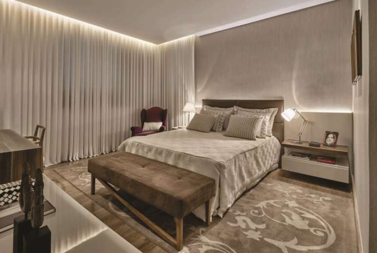 13. Quarto de casal neutro com recamier marrom. Projeto de Amis Arquitetura