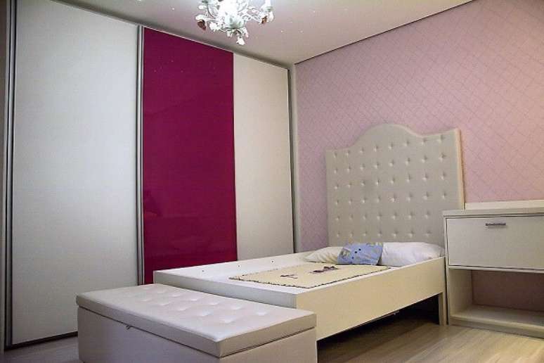 58. Quarto rosa com cabeceira branca. Projeto por Lucienne Suenaga