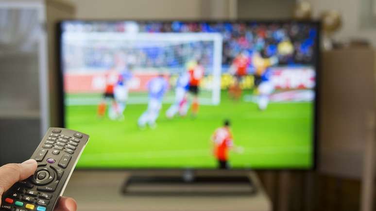 Streaming de canal de tv do estádio de futebol pronto para uma partida de  futebol