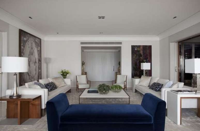 66. Sala de estar ampla clean com decora&ccedil;&atilde;o em tons de branco e azul. Projeto por Roberto Migotto