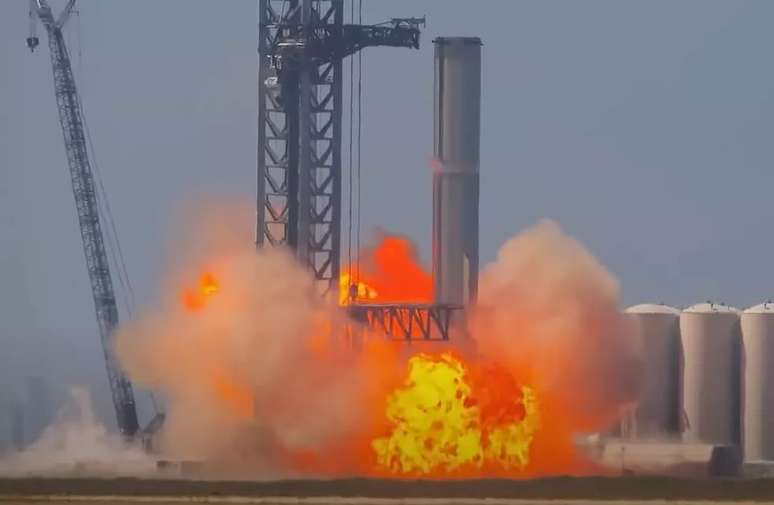 Foguete da SpaceX explodiu durante testes nesta segunda-feira, 11