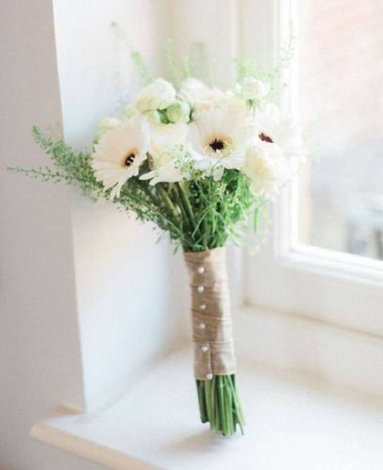 25. Buquê delicado formado com flores de gérbera branca. Fonte: Elo7