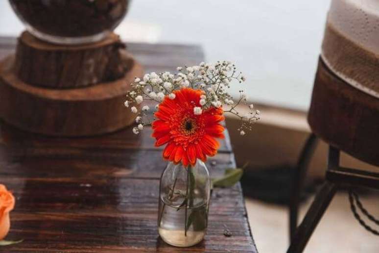 23. A flor de gérbera é delicada e alegra o ambiente. Foto: Denis Silveira Fotografia