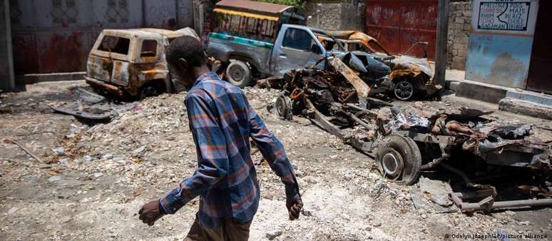 Gangues disputam controle de território na capital Port-au-Prince, e forças de segurança não têm conseguido controlar a violência