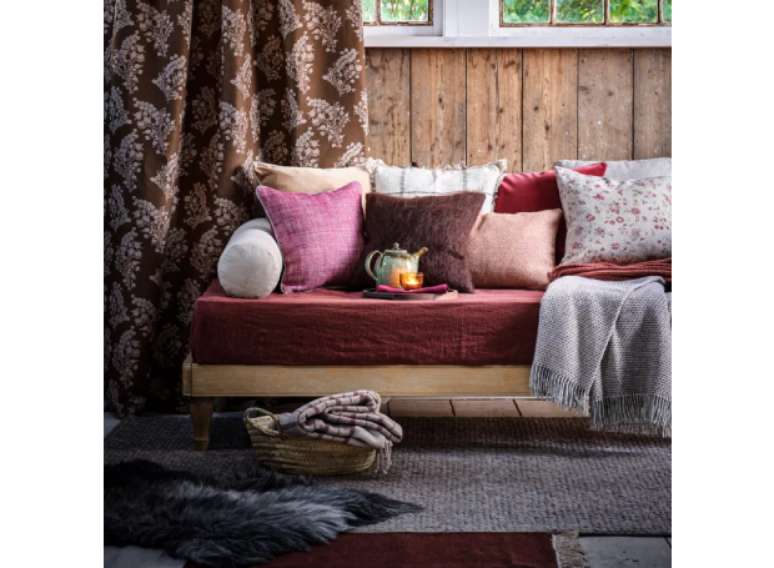 Complemente o marrom terroso com vermelhos quentes