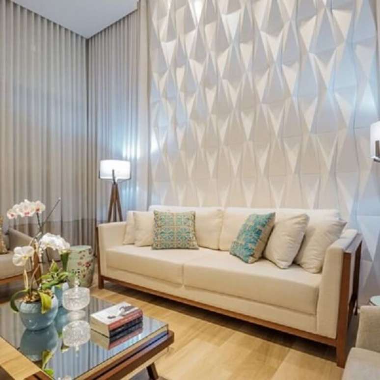 39. O painel de gesso para sala de tv atr&aacute;s do sof&aacute; &eacute; puro charme. Fonte: Projetos Criativos