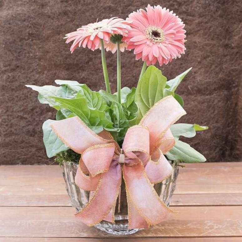 28. Arranjo com flor de g&eacute;rbera rosa decora o ambiente. Fonte: Elo7