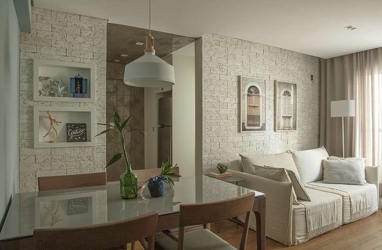 3. Na sala de estar o brick aplicado na parede, remete ao efeito de tijolinho branco. Foto: Luis Gomes
