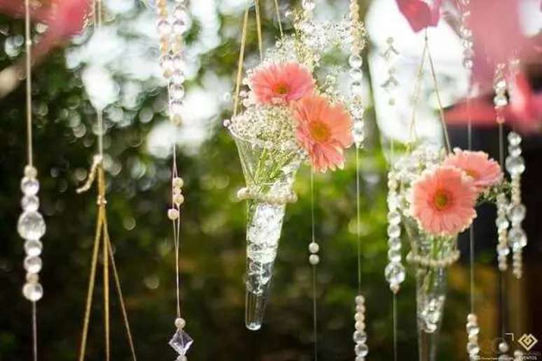 42. Decora&ccedil;&atilde;o minimalista para casamento com g&eacute;rbera. Fonte: Zankyou