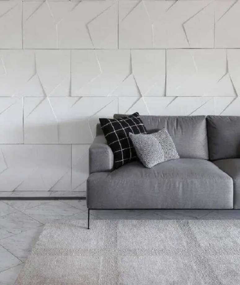 16. Ambiente moderno com sofá cinza e painel de gesso para sala. Fonte: Bianchi Lima