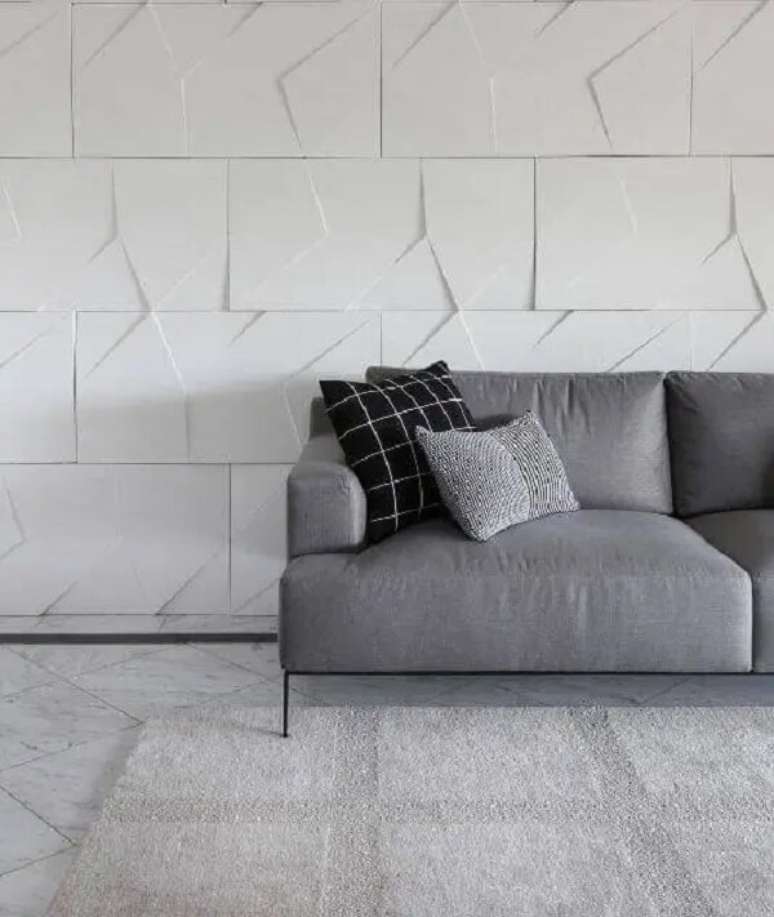 16. Ambiente moderno com sof&aacute; cinza e painel de gesso para sala. Fonte: Bianchi Lima