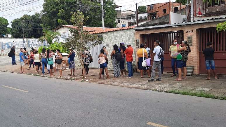 Fila de pessoas aguardando atendimento em frente a unidade de cadastro no Recife