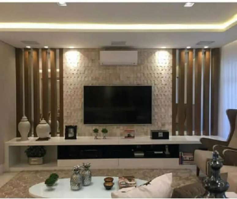 48. Rack branco sob medida e painel de gesso para sala. Fonte: Total Constru&ccedil;&atilde;o