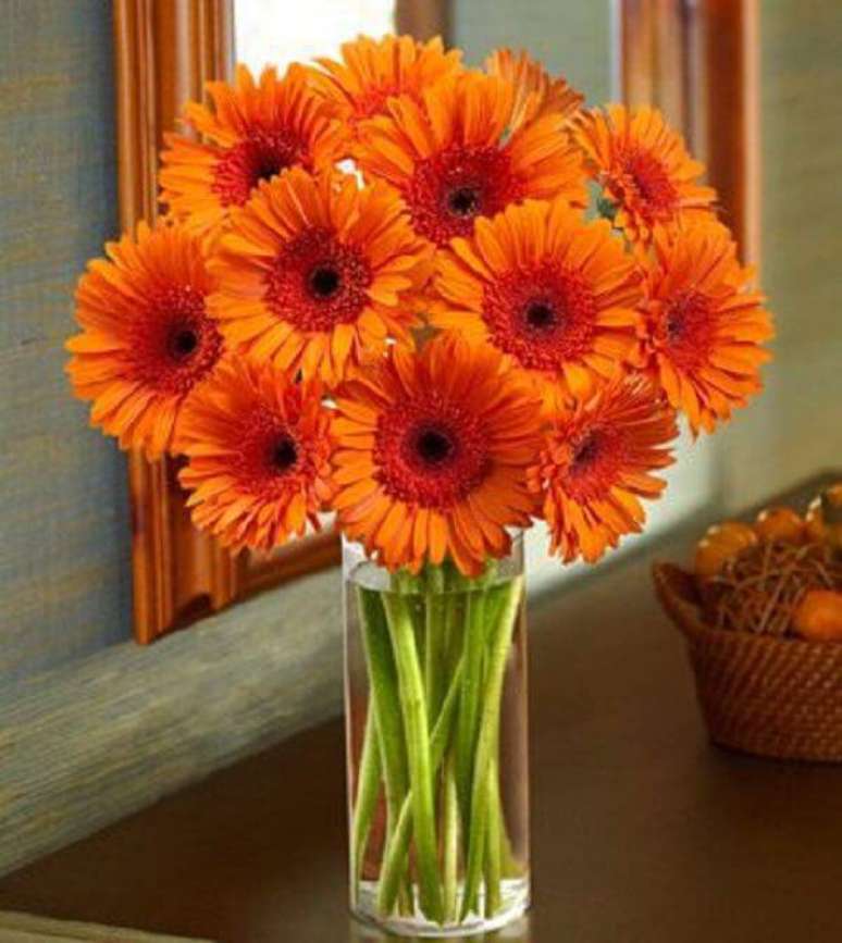 32. A uni&atilde;o de v&aacute;rias g&eacute;rberas em tom laranja formam um lindo arranjo. Fonte: Art Fit