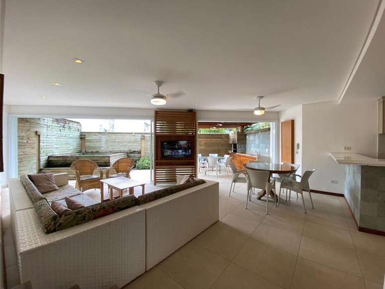 Os acabamentos em madeira predominam na decora&ccedil;&atilde;o.