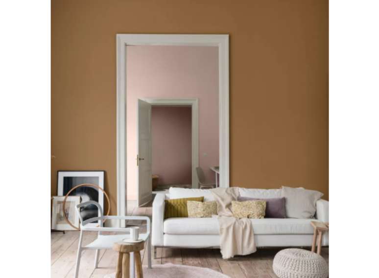 Permita que os detalhes brancos apare&ccedil;am contra o marrom mel