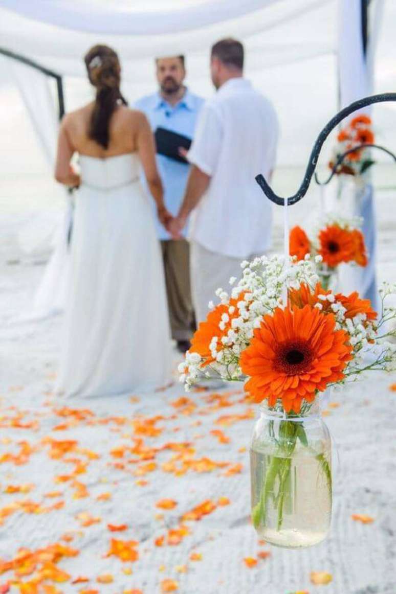 8. Gérbera laranja compõe a decoração de casamento. Fonte: Brides