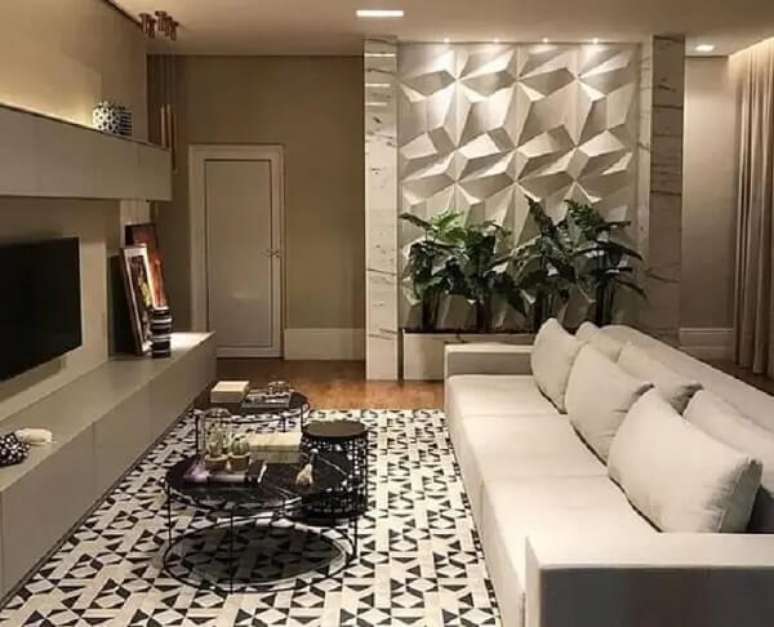 19. Escolha uma das paredes do ambiente para incluir um painel de gesso para sala. Fonte: Decora&ccedil;&atilde;o 24