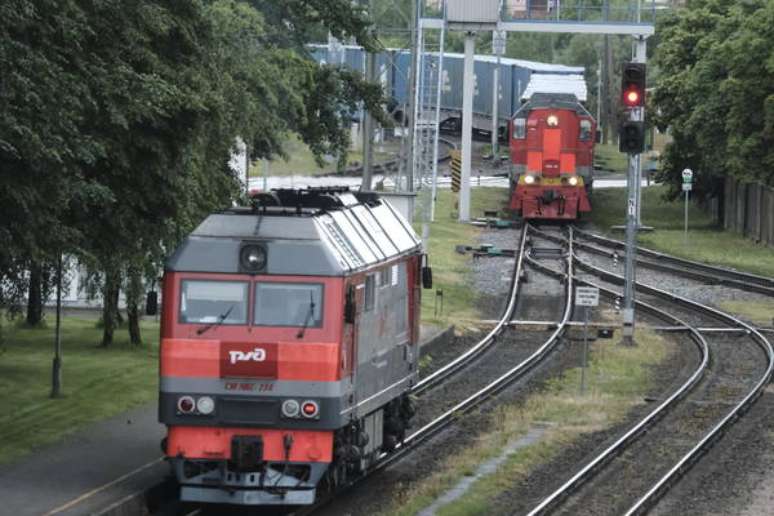 Lituânia bloqueia passagem por trens e por caminhões de produtos russos sancionados pela UE