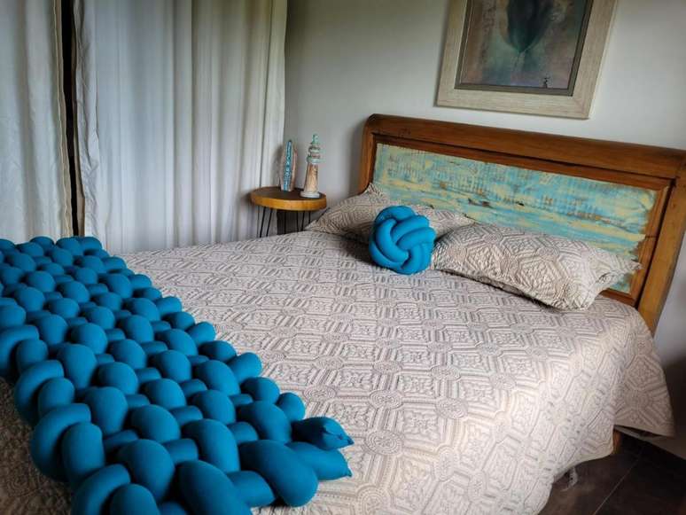 A decora&ccedil;&atilde;o &eacute; composta por artesanatos em madeira e cer&acirc;mica.