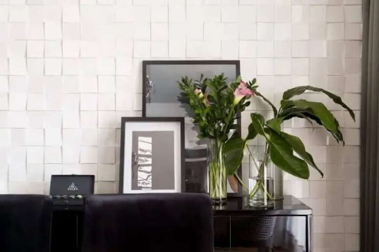 14. Buffet preto e painel de gesso para sala de jantar. Fonte: Oficina 1111