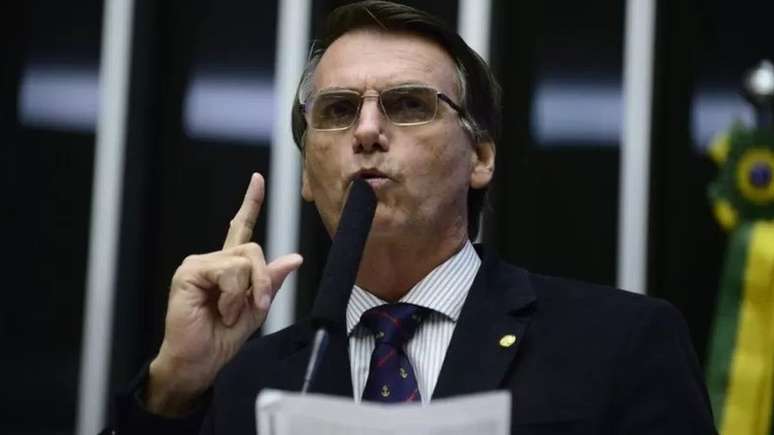 Jair Bolsonaro durante discurso na tribuna da Câmara, em abril de 2016, quando ainda era deputado federal