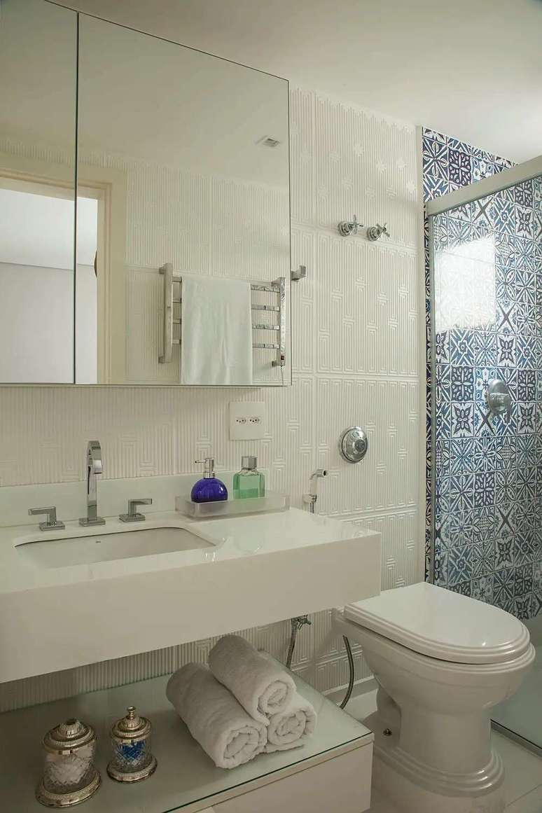 9. Banheiro com bancada e louças em branco. Foto: Luis Gomes