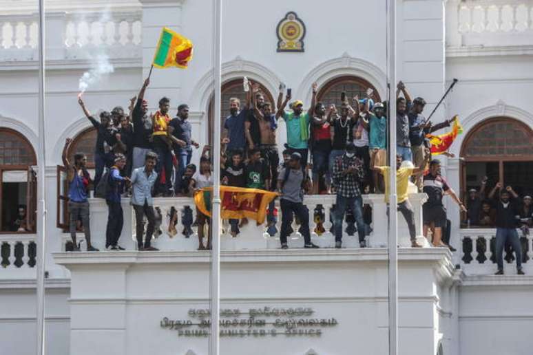 Manifestantes no gabinete do primeiro-ministro do Sri Lanka, Ranil Wickremesinghe