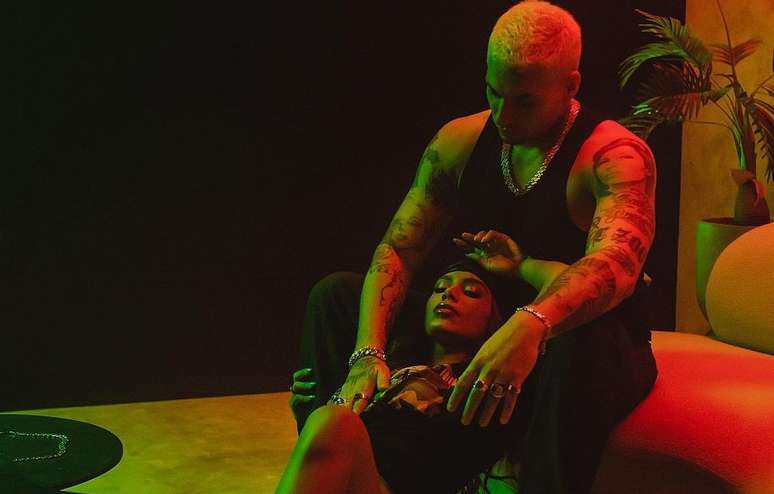 Anitta e Filipe Ret, contracenando em um clipe