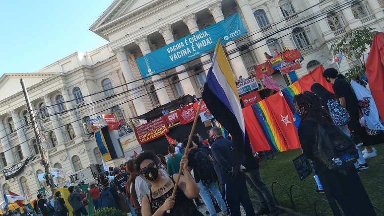 Lirio Negro com bandeira Não-Binária durante manifestação